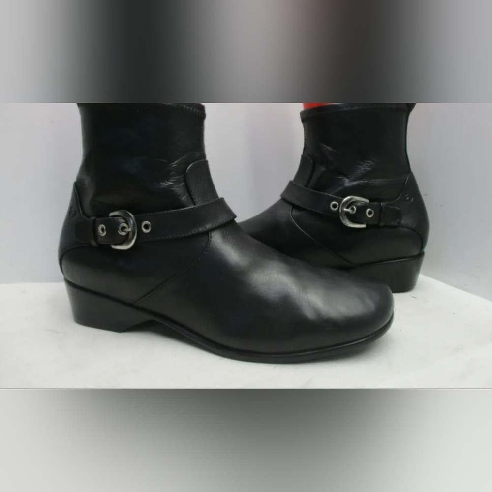 ARAVON Black Leather Zip Buckle Strap Ankle Boots  Size 9.5